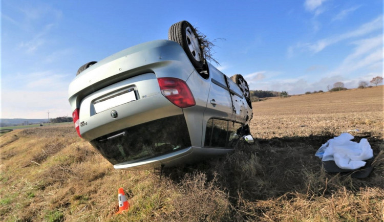 Mrtvola v autě vyděsila kolemjdoucího. Co se přesně odehrálo, zatím není jasné