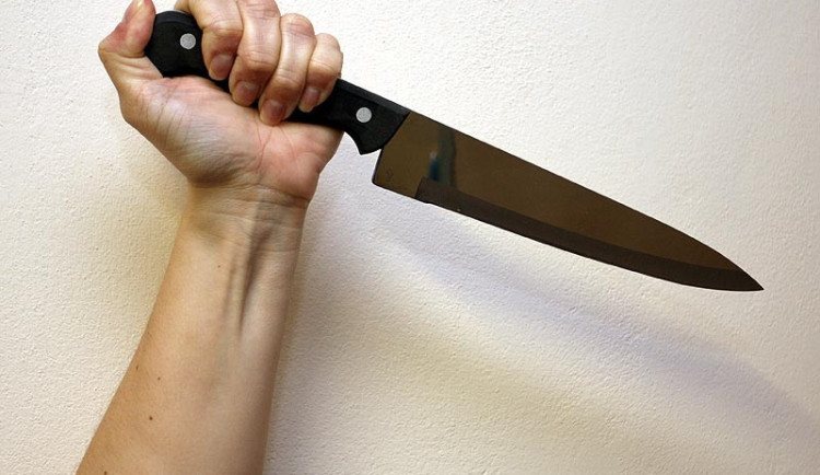 Policie řeší útok nožem na jihu Čech. Žena napadla muže, který ji ubytoval