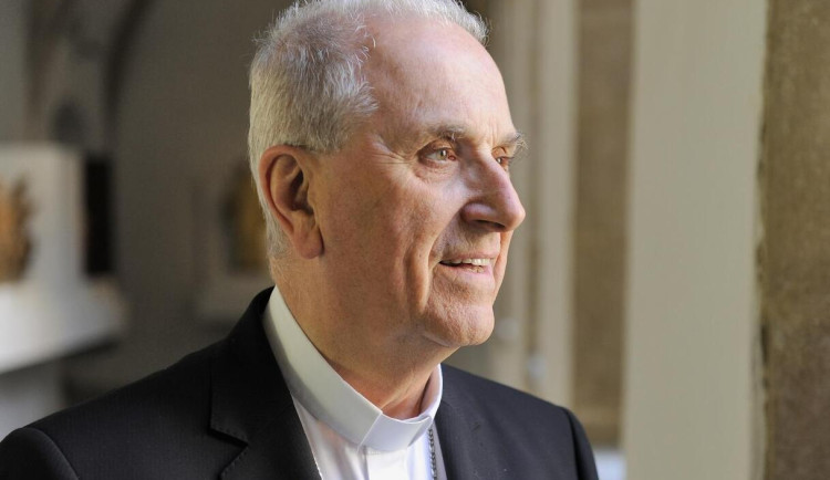 Karlovy Vary udělí čestné občanství emeritnímu biskupovi Františku Radkovskému