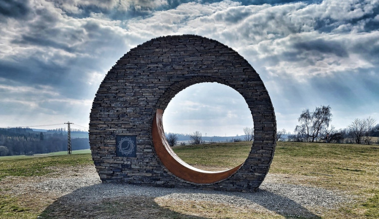 Měsíční lavička je prvním z unikátních fotopointů, stojí v Bruntále