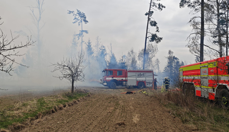 FOTO: Požár u Brzkova zaměstnává deset jednotek hasičů. Foto: HZS Kraje Vysočina