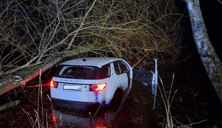 Mladá řidička sjela s Land Roverem do rybníka. Prý se vyhýbala zvěři. Foto: Policie ČR
