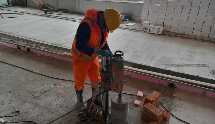 VIDEO, FOTO: Rekonstrukce bazénu Rošického míří do finále. Plavce přivítá už v srpnu