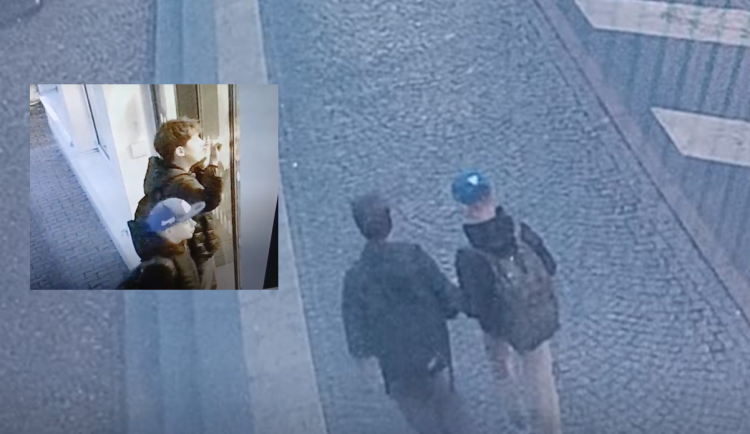 Poznáváte je? Žďárští policisté potřebují znát dva mladé chlapce