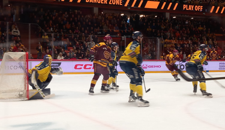 Lidé chtějí jít zítra do Horácké arény na hokej, riziko podvodů je extrémně vysoké