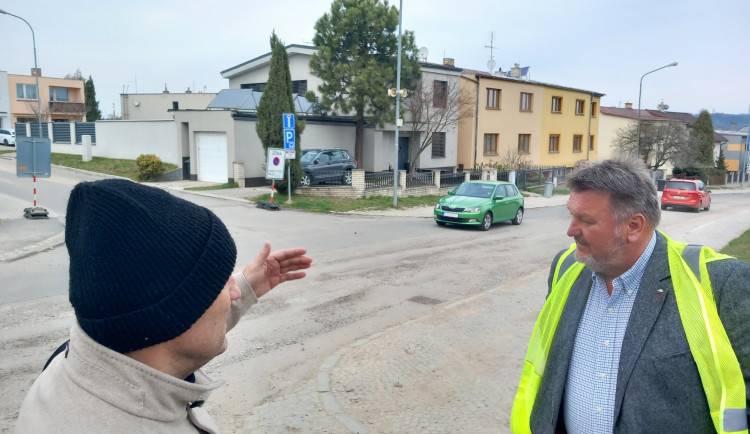 FOTO: V Rošického přestanou auta jezdit po chodníku. Radikální proměna ulice brzy začne