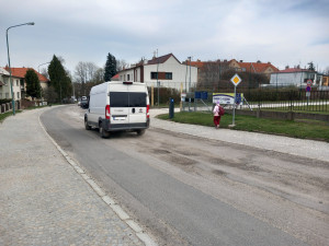 FOTO: V Rošického přestanou auta jezdit po chodníku. Radikální proměna ulice brzy začne