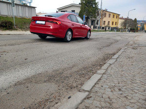 FOTO: V Rošického přestanou auta jezdit po chodníku. Radikální proměna ulice brzy začne
