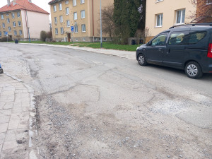 FOTO: V Rošického přestanou auta jezdit po chodníku. Radikální proměna ulice brzy začne