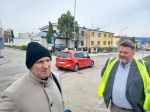 FOTO: V Rošického přestanou auta jezdit po chodníku. Radikální proměna ulice brzy začne