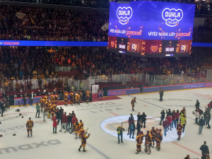 VIDEO, FOTO: Dukla Jihlava obhájila mistrovský titul. Oslavy na ledě byly bujaré