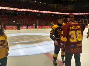 VIDEO, FOTO: Dukla Jihlava obhájila mistrovský titul. Oslavy na ledě byly bujaré