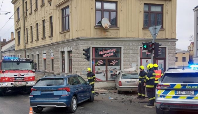 Na křižovatce v Jihlavě bourala dvě osobní auta. Jedno narazilo do domu