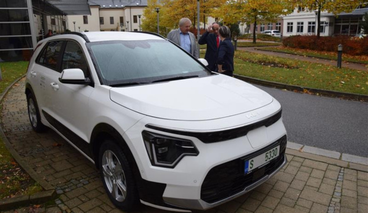 První vlastní elektromobil Kraje Vysočina, Kia Niro, který kraj pořídil v rámci projektu Elektromobilita Kraje Vysočina 2023. Foto: Kraj Vysočina