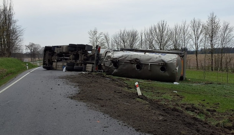 Řidič převážející mléko nezvládl řízení, převrátil cisternu na bok a zablokoval silnici. Foto: Policie ČR