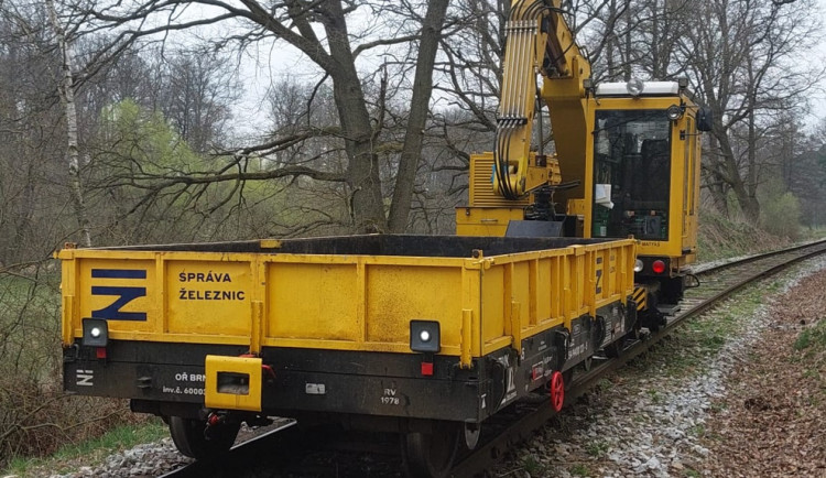 Strojvedoucímu ujel drážní pracovní stroj. Dojel z Telče až před Dačice
