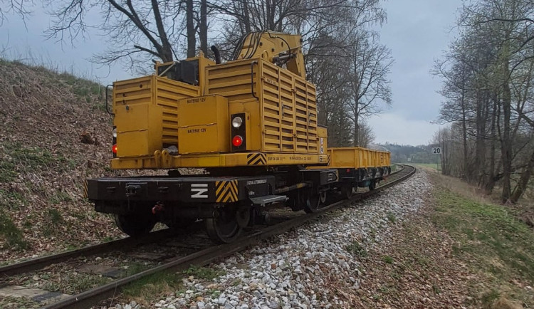 Strojvedoucímu ujel drážní pracovní stroj. Dojel z Telče až před Dačice