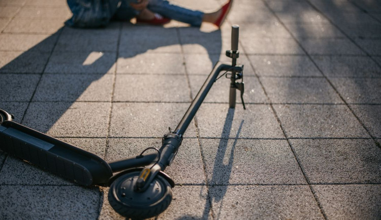 Opilý jezdec na koloběžce řádil v Jaroměři. Naboural několik aut