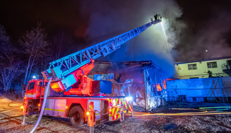 O život bojuje muž, který utrpěl rozsáhlé popáleniny při požáru v průmyslové hale