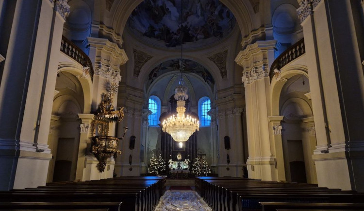 Do poutního chrámu v Hejnicích se po renovaci vrátil monumentální lustr