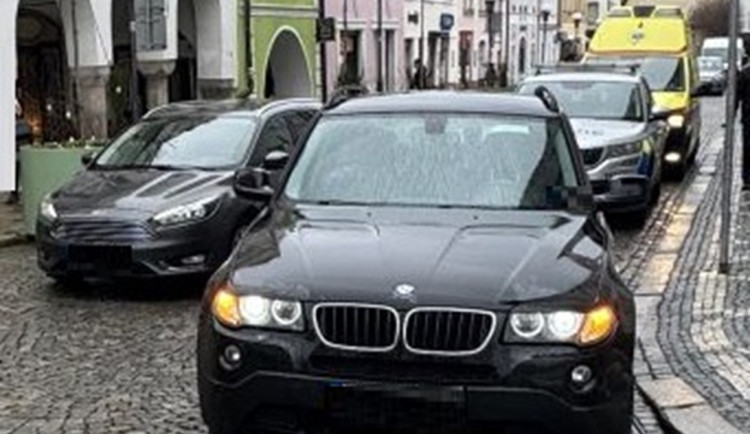 Zatroubil na chodce, skončil v nemocnici. Opilý muž poničil BMW a napadl řidiče