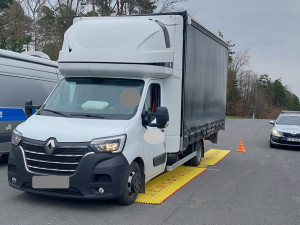FOTO: Policisté se na dálnici zaměřili na dodávky. Sedm jich bylo přetížených