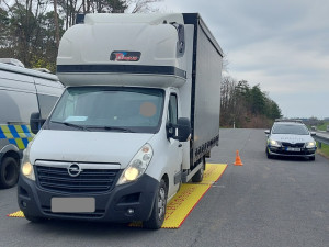 FOTO: Policisté se na dálnici zaměřili na dodávky. Sedm jich bylo přetížených
