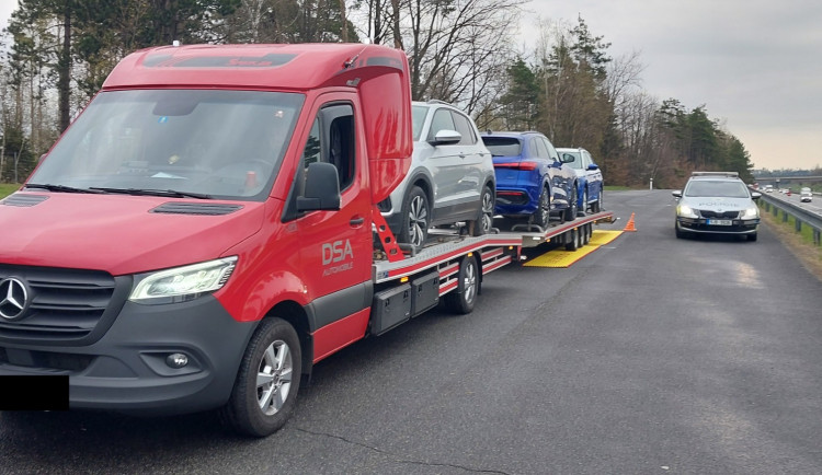 FOTO: Policisté se na dálnici zaměřili na dodávky. Sedm jich bylo přetížených. Foto: Policie ČR