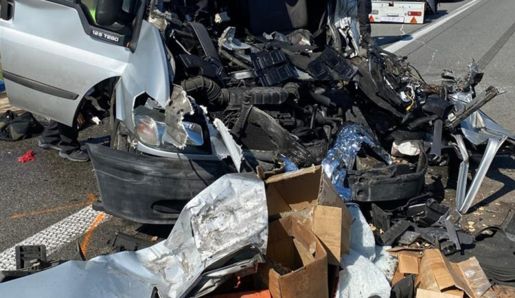 Tragická nehoda omezuje provoz na dálnici D1 ve směru na Brno. Foto: Policie ČR