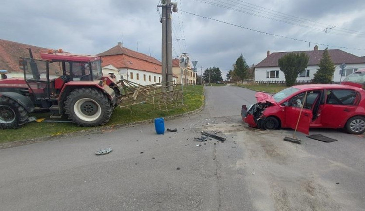 Žena vjela na silnici, po které zrovna projížděl traktor, škoda je dvě stě tisíc. Foto: Policie ČR