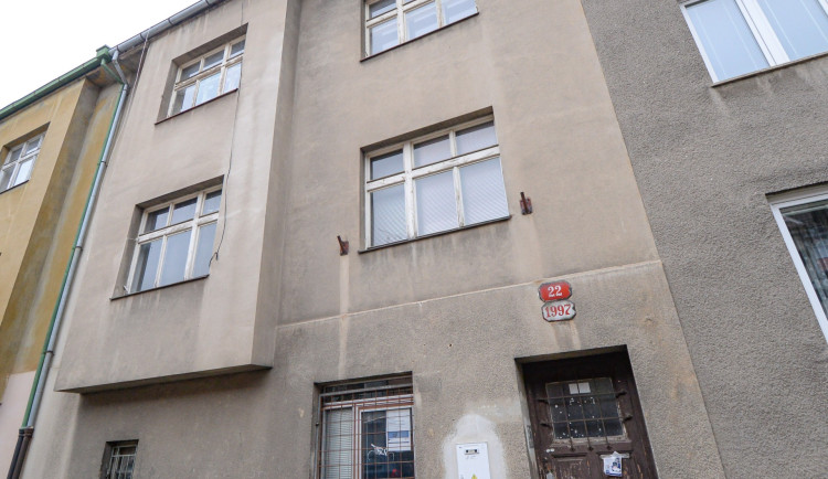 Plzeň začala rekonstrukci domu v Bolzanově ulici. Opraví pět bytů