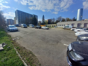 Parkování v Jihlavě XXXII.: Dodávky mizí ze sídlišť. Primátor poradil, kam s nimi