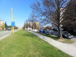 Parkování v Jihlavě XXXII.: Dodávky mizí ze sídlišť. Primátor poradil, kam s nimi