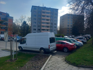 Parkování v Jihlavě XXXII.: Dodávky mizí ze sídlišť. Primátor poradil, kam s nimi