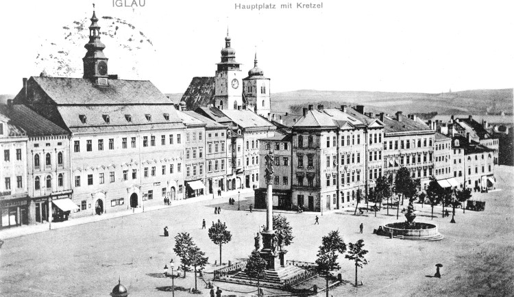Jihlavský rynk neboli náměstí s morovým sloupem a Kretzelem v časech Rakousko – uherského mocnářství. Pohled od severozápadu.