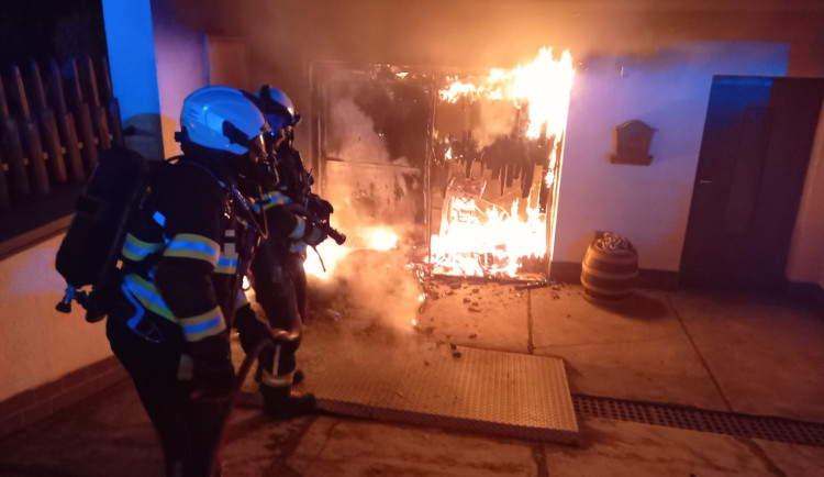 V Hronově hořel rodinný dům. Hasiči ze sklepa vynesli i plynovou lahev