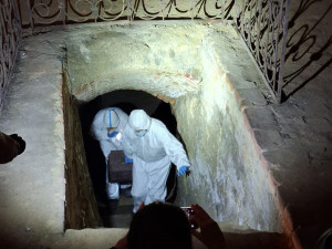 Vyzvednutí ostatku z krypty. Foto: Městský úřad Telč