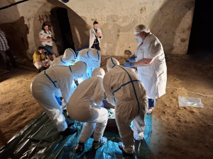 Vyzvednutí ostatku z krypty. Foto: Městský úřad Telč