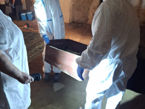 Vyzvednutí ostatku z krypty. Foto: Městský úřad Telč