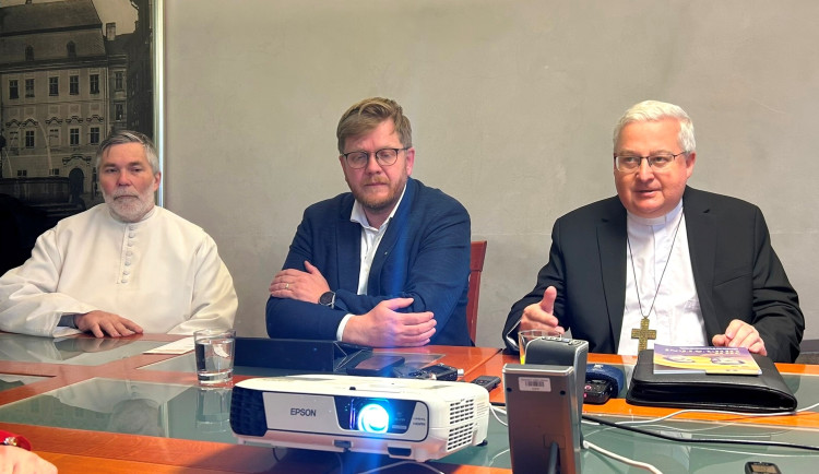 Dnešní tisková konference v Jihlavě. Zleva: Marian Jiří Husek, Petr Piáček, Pavel Konzbul