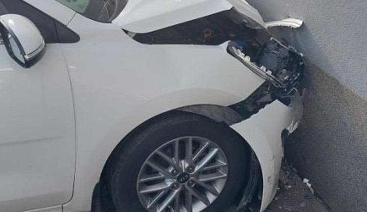 Senior si spletl pedály a naboural do jihlavské nemocnice. Při nehodě se zranil. Foto: Policie ČR