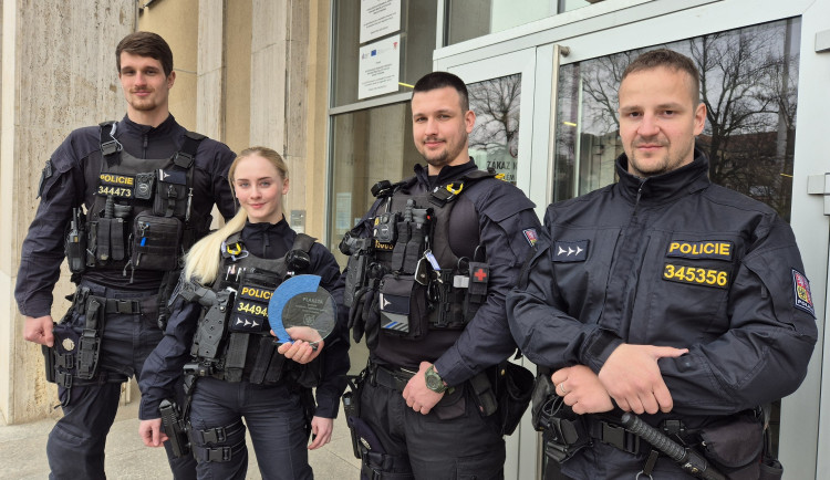 Ocenění policisté za zásah: Lukáš Sáblík, Adéla Borovičková, Petr Jahoda a Michal Vlach. Foto: Policie ČR