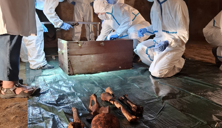 FOTO: V Telči zkoumají ostatky z jezuitské krypty, hledají hraběnku Františku Slavatovou