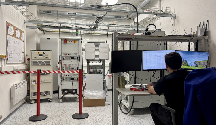 Unikátní laboratoř v Budějovicích testuje srdce solárů a pomáhá se vzděláním