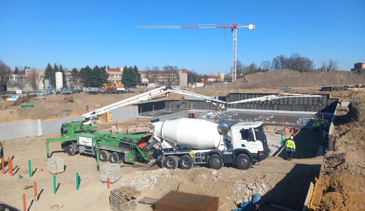 VIDEO, FOTO: U jihlavské nemocnice staví parkovací dům, letos se tam neparkuje snadno
