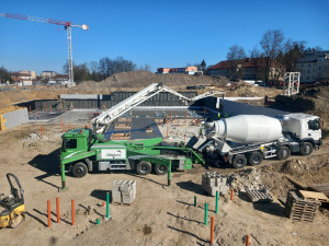 VIDEO, FOTO: U jihlavské nemocnice staví parkovací dům, letos se tam neparkuje snadno