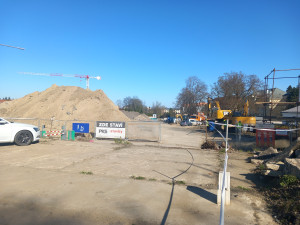 VIDEO, FOTO: U jihlavské nemocnice staví parkovací dům, letos se tam neparkuje snadno