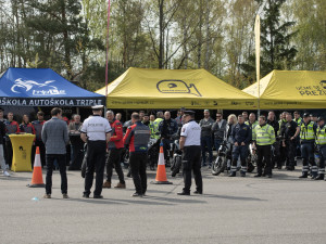 Autoškola nestačí. Kurzy „Učme se přežít“ učí motorkáře zvládat reálné situace