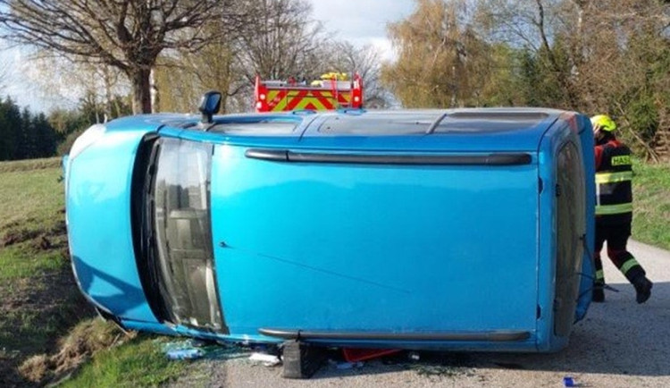 Mladý řidič jel moc rychle, po divokém manévrování převrátil auto na bok. Foto: Policie ČR