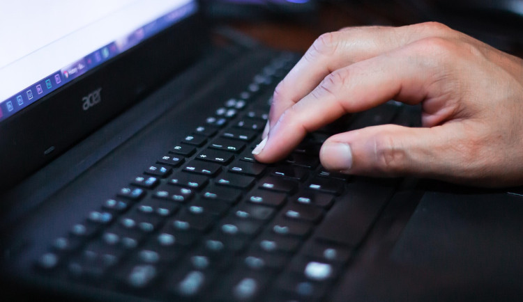 Podvodníci jsou stále agresivnější. Banky zachránily klientům 3,4 miliardy